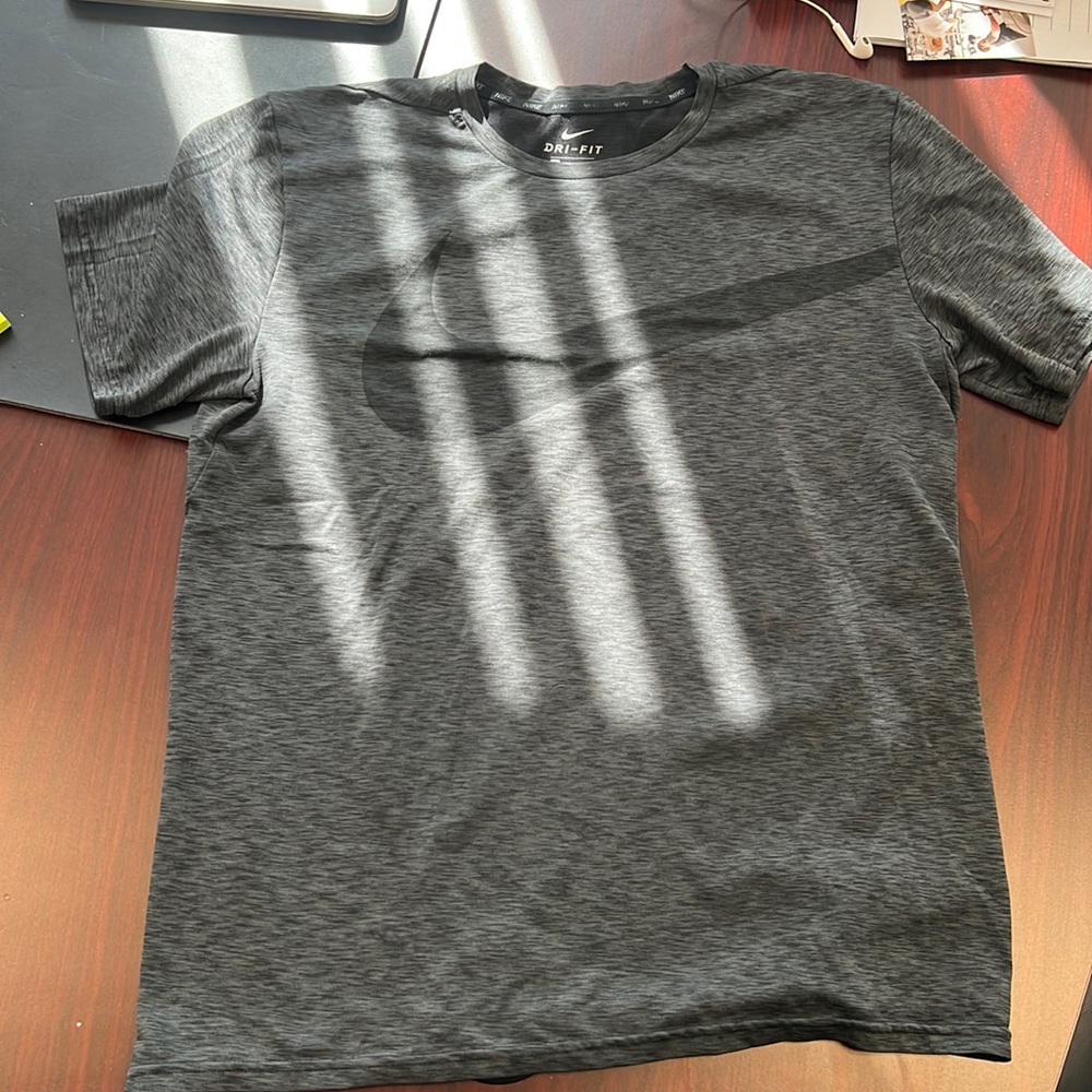 Nike men’s medium dri fit shirt